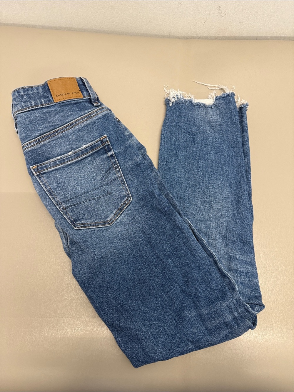 American Eagle Outfitters Women’s Blue Frayed-Hem Straight Jeans
